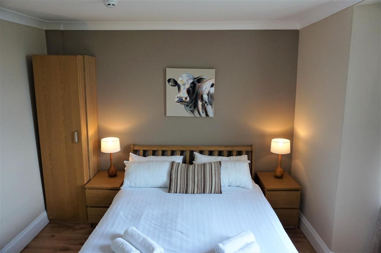 The Angel Hotel كارديغين المظهر الخارجي الصورة